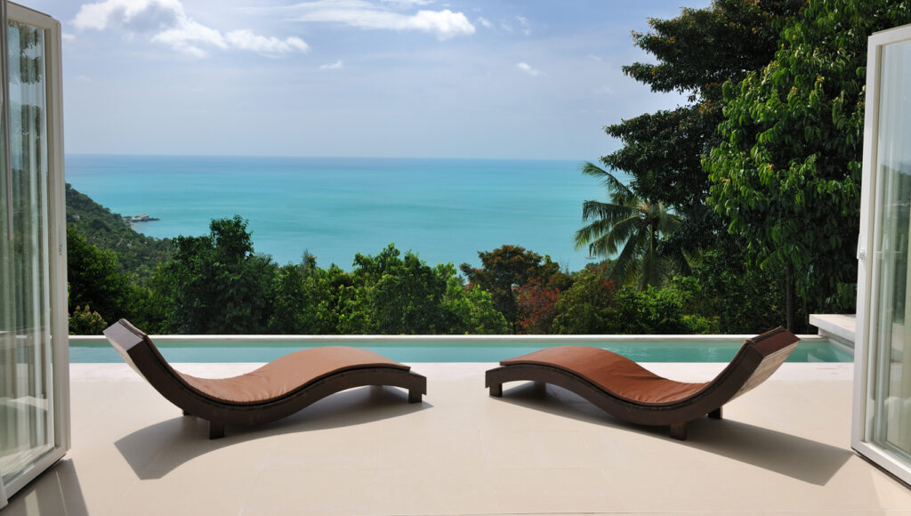 Pool and Waterfront view in Hawaii